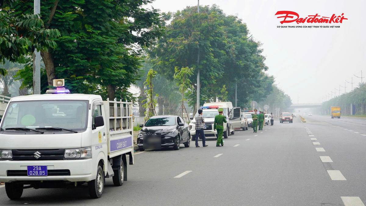 Hàng dài xe dừng đỗ sai quy định bị lực lượng chức năng xử lý.