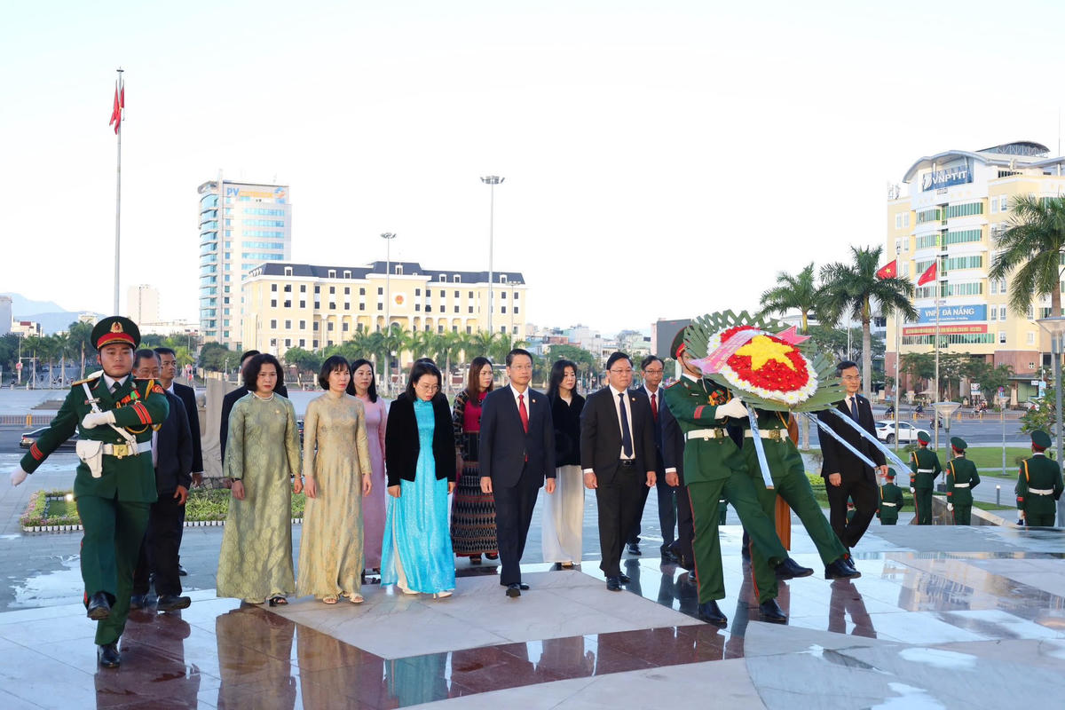 Trước đó, sáng cùng ngày, đoàn đại biểu đã dâng hương tại Đài Tưởng niệm TP Đà Nẵng. Ảnh: Nguyễn Tú.