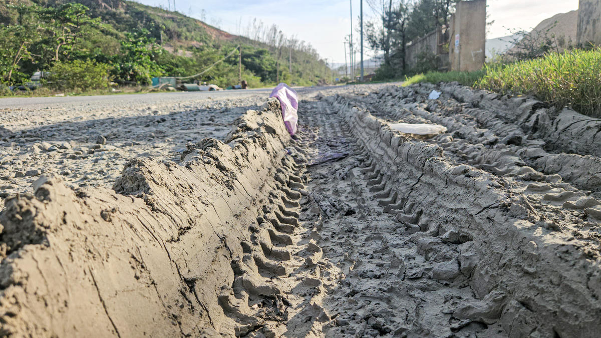 Nhiều vụ tai nạn đã xảy ra, nhất là người dân đi xe máy qua đoạn đường này đã gặp tai nạn. Ảnh: Cẩm Kỳ&nbsp;