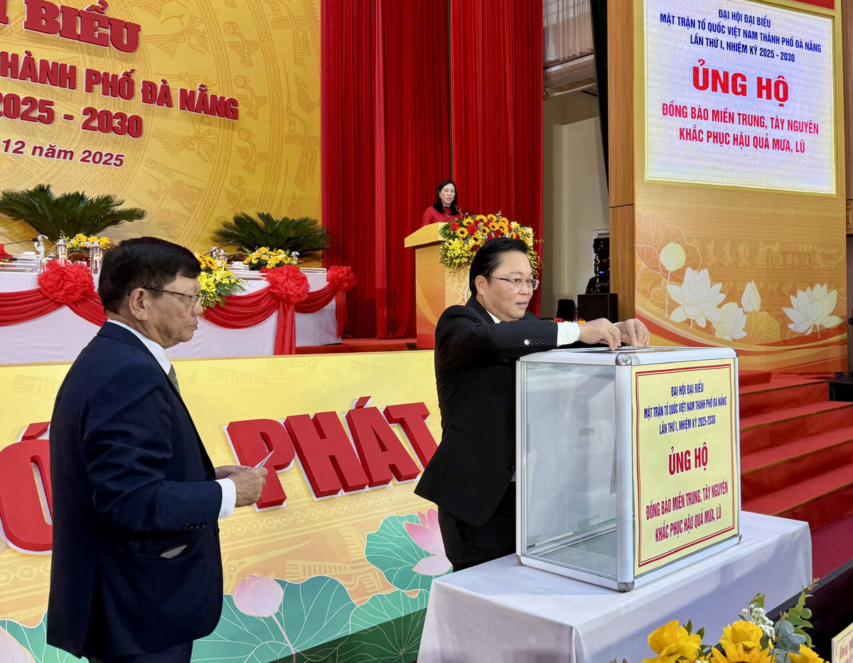 Đại hội phát động các đại biểu ủng hộ đồng bào miền Trung - Tây Nguyên khắc phục hậu quả mưa lũ. Ảnh: Nguyễn Tú.