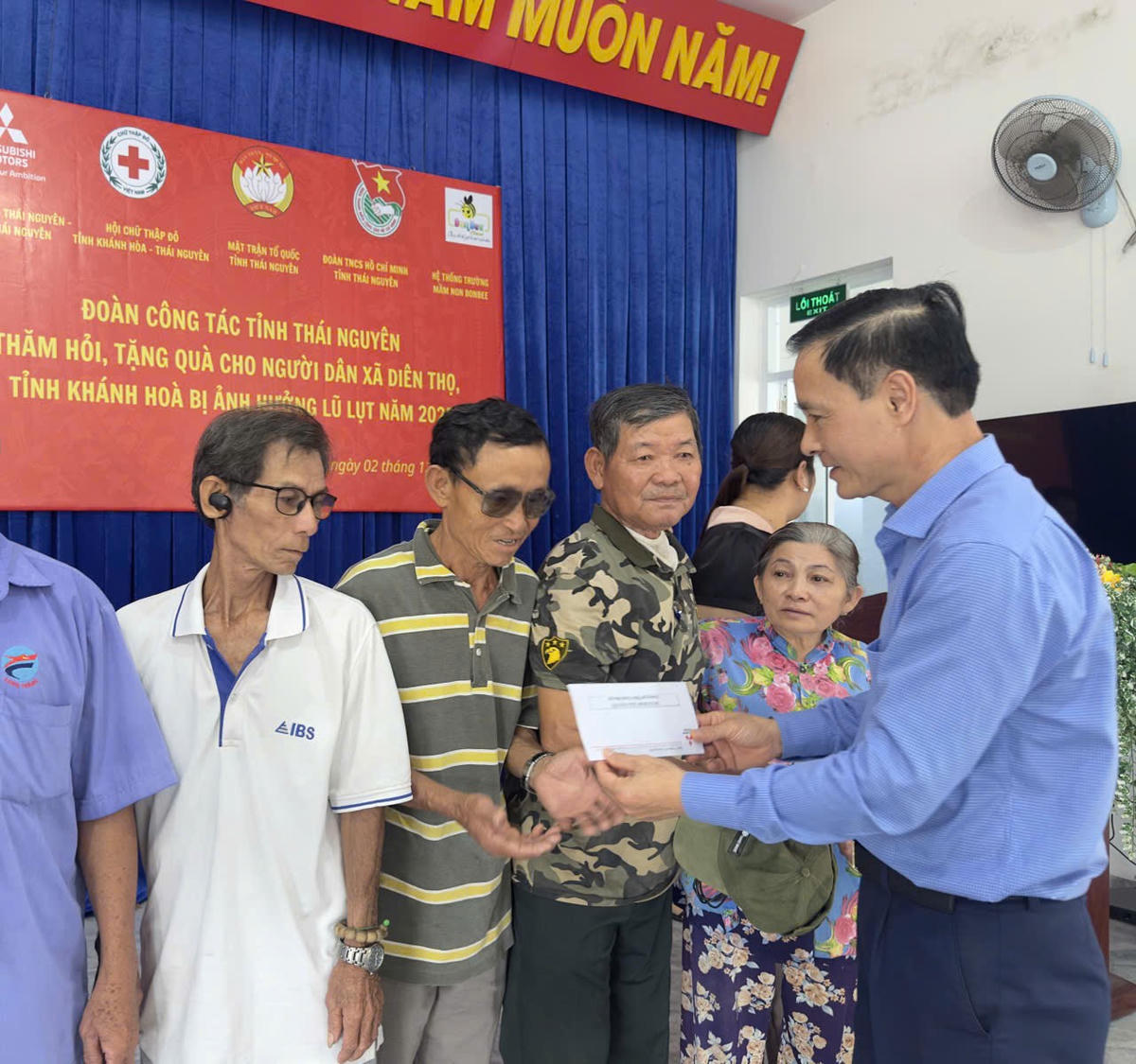 Ông Vũ Duy Hoàng, Phó Chủ tịch Thường trực Ủy ban MTTQ tỉnh Thái Nguyên trao quà cho người dân bị thiên tai ở xã Diên Thọ. Ảnh: Linh Sa.