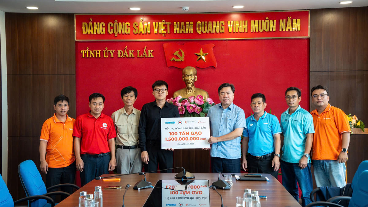 Ông Trần Hữu Thế (thứ 4 từ phải qua), Phó Chủ tịch Thường trực Uỷ ban Mặt trận Tổ quốc Việt Nam tỉnh Đắk Lắk tiếp nhận quà ủng hộ của đoàn công tác. Ảnh: Châu Phạm.&nbsp;