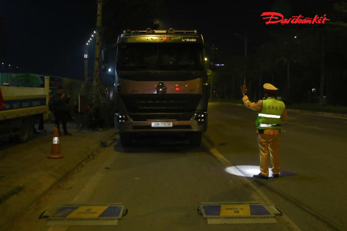 Lực lượng chức năng xử lý xe quá tải.