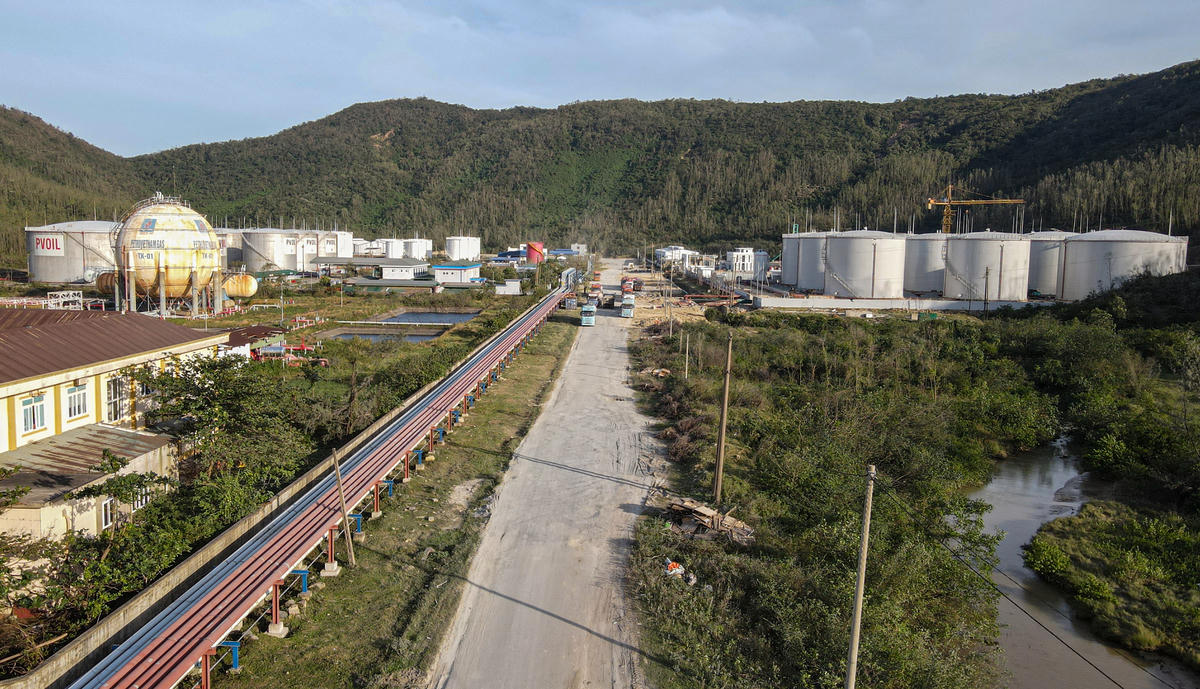 Đoạn đường nhánh rẽ vào Khu kho gas, xăng dầu - Cảng Vũng Áng, mặt đường đã bong tróc, vết lồi lõm hiện rõ. Ảnh: Cẩm Kỳ&nbsp;