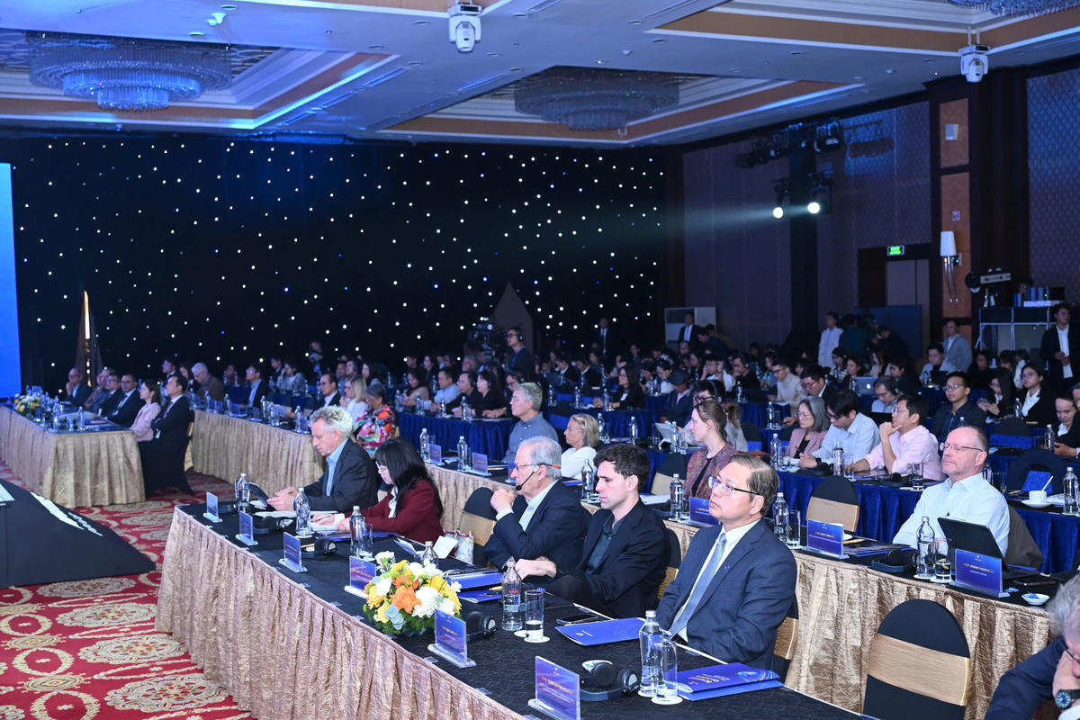 Các đại biểu tham dự tọa đàm chiều 2/12.