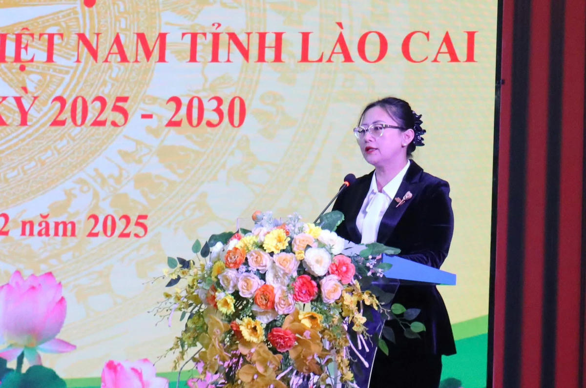 Bà Giàng Thị Dung - Phó Bí thư Tỉnh ủy, Chủ tịch Ủy ban MTTQ Việt Nam tỉnh Lào Cai phát biểu tại hội nghị. Ảnh: Thanh Xuân.