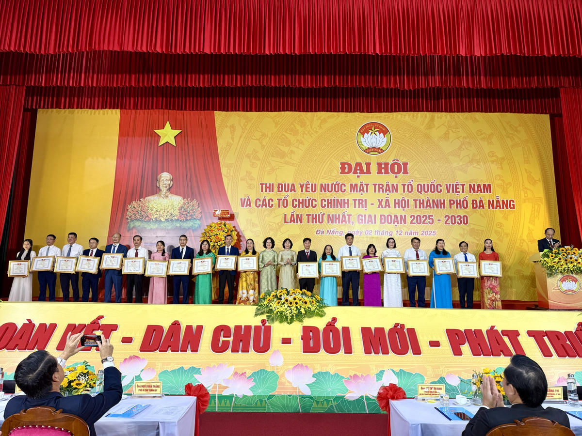 Đại hội biểu dương các gương điển hình. Ảnh: Nguyễn Tú.