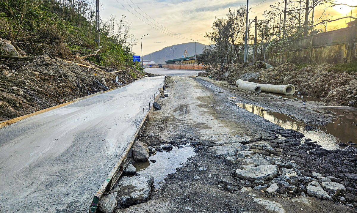 Trước nguy cơ mất an toàn, một số doanh nghiệp hoạt động tại đây đã góp kinh phí đổ một đoạn bê tông tạm để xe cộ đi lại đỡ nguy hiểm hơn. Ảnh: Cẩm Kỳ&nbsp;
