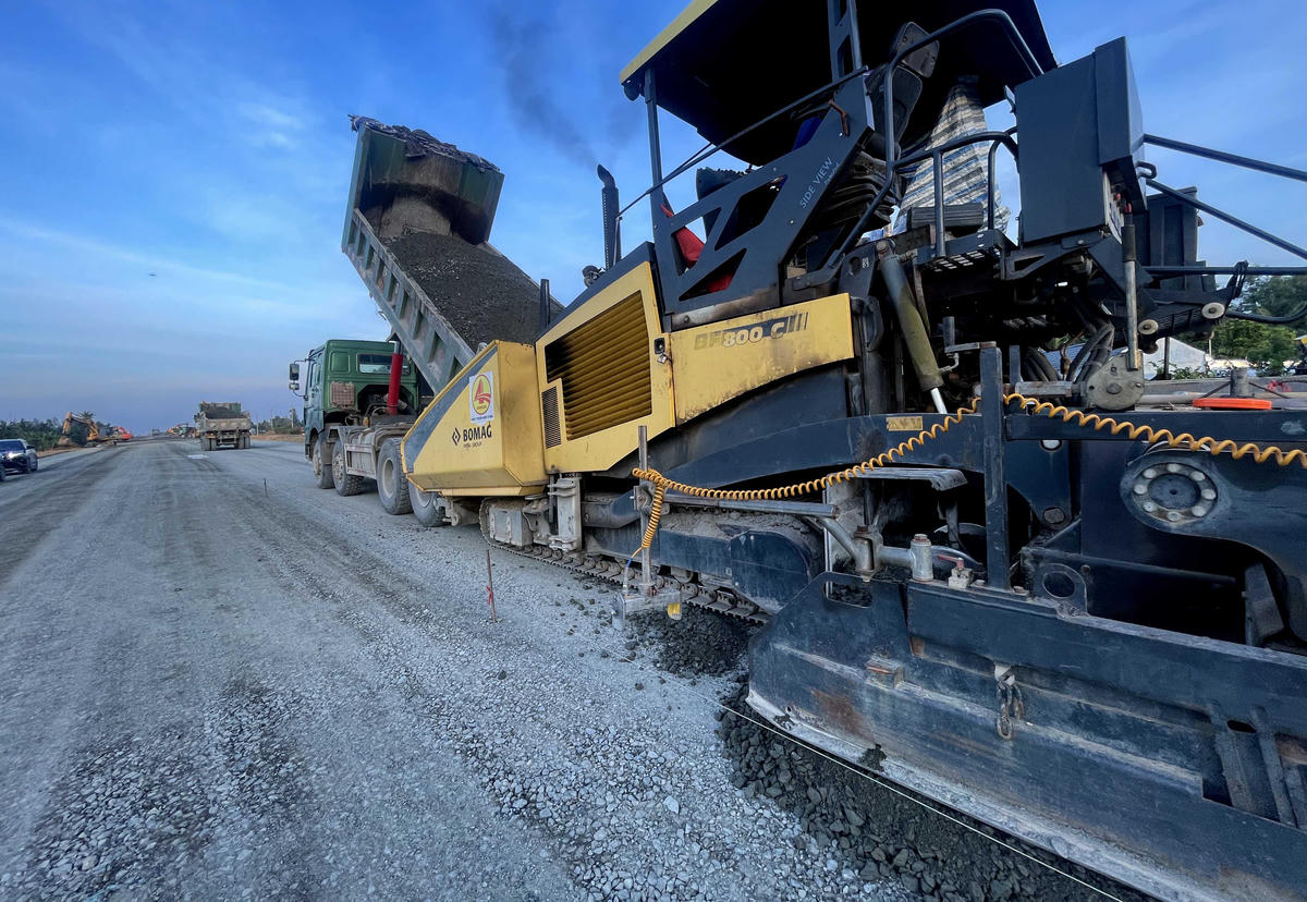 Một số đoạn đang rải đá dăm, sau đó là rải nhựa. Ảnh Quốc Trung.&nbsp;&nbsp;