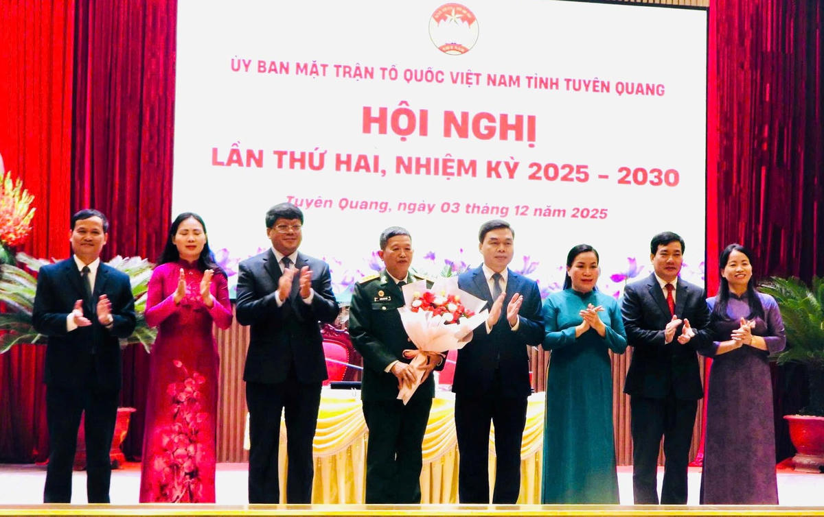 Lãnh đạo Ủy ban MTTQ Việt Nam tỉnh Tuyên Quang tặng hoa chúc mừng ông Lương Văn Hiệp, Phó Chủ tịch Ủy ban MTTQ Việt Nam tỉnh, Chủ tịch Hội Cựu chiến binh tỉnh Tuyên Quang. Ảnh: Đ.S.