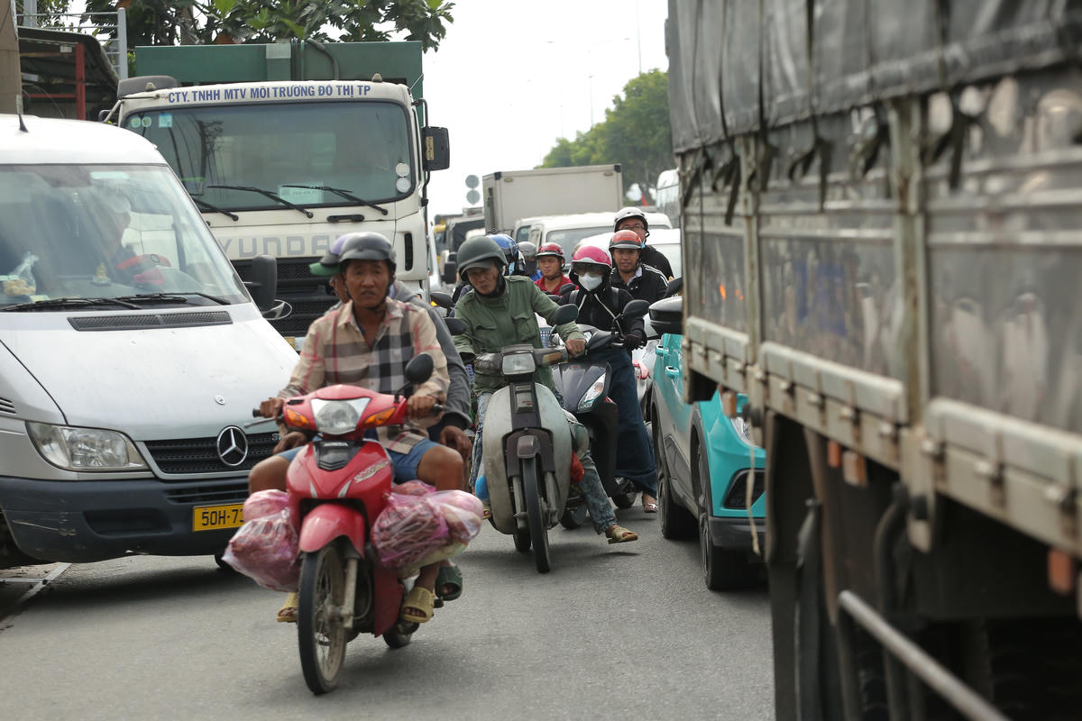 Nhiều người dân mong chờ dự án mở rộng quốc lộ 22 được khởi công, hoàn thành sớm. Ảnh: Đ.Xá.
