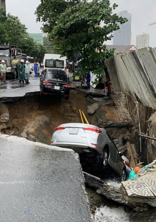 Hiện trường vụ sụt lún. Ảnh: Nguyễn Tú.