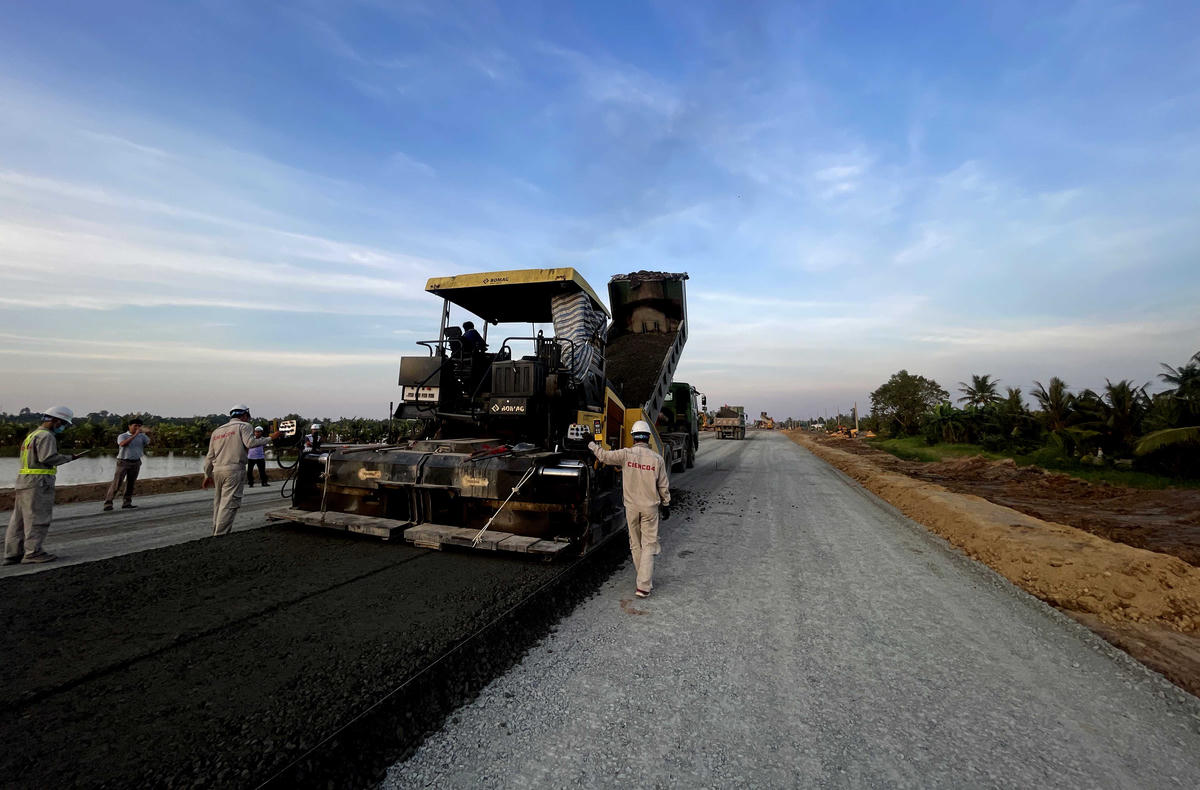 Thảm lớp nhựa một số đoạn còn lại, kịp thời hoàn thành tiến độ. Ảnh Quốc Trung&nbsp;&nbsp;