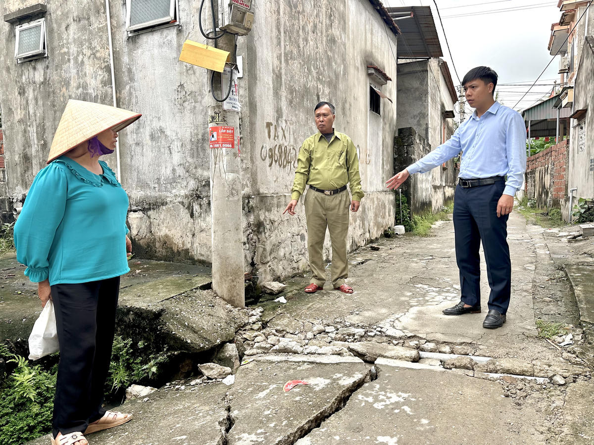 Lãnh đạo Ủy ban MTTQ phường Phong Cốc thường xuyên đi khảo sát nắm bắt tình hình tại cơ sở, phối hợp chặt chẽ với cán bộ khu phố để&nbsp;triển khai chủ trương nâng cấp, chỉnh trang đô thị. Ảnh: Ngọc Anh.