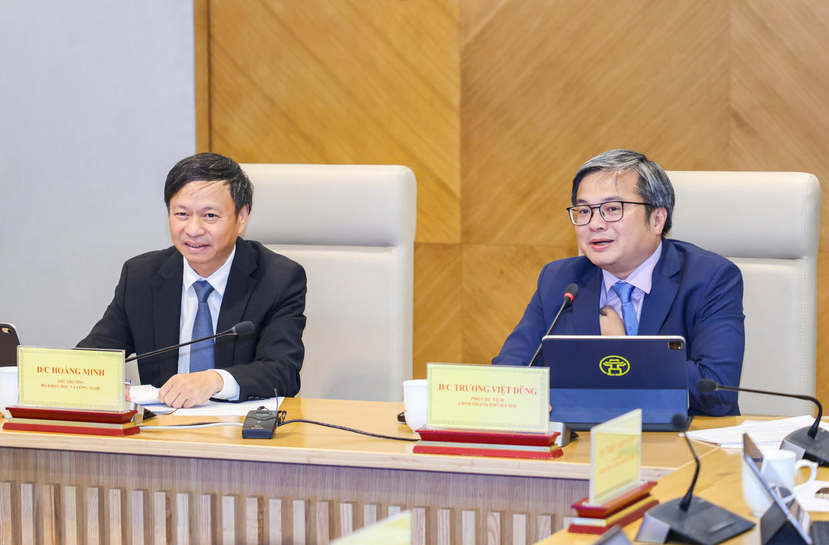 Thứ trưởng Bộ Khoa học và Công nghệ Hoàng Minh;&nbsp;Phó Chủ tịch UBND TP Hà Nội Trương Việt Dũng chủ trì họp báo.