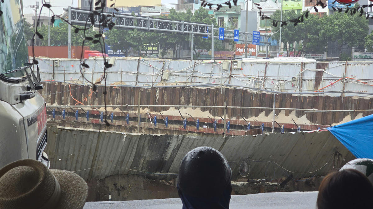 Tường vây bị hở, nước cuốn cát gây sụt lún. Ảnh: Nguyễn Tú.