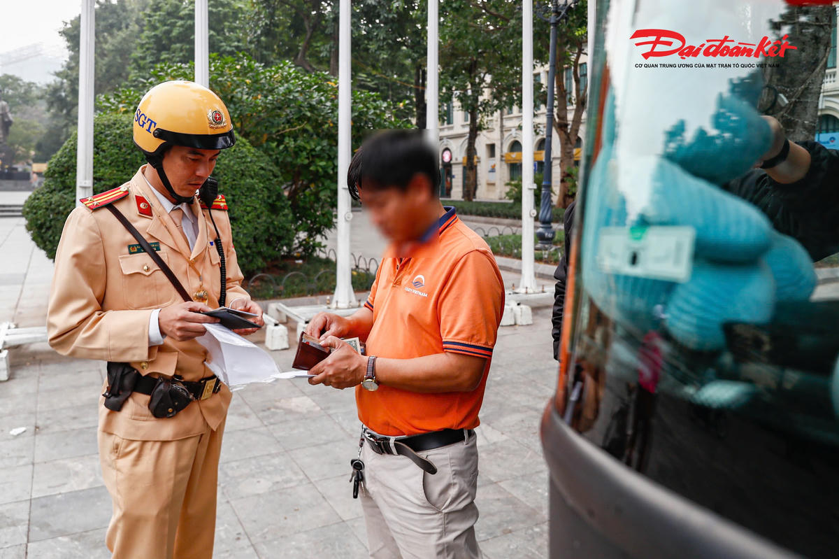 Đại điện Đội CSGT đường bộ số 1 cho biết, thực hiện chủ trương thí điểm từ ngày 1/3/2025 của UBND TP Hà Nội về việc cấm xe khách trên 16 chỗ lưu thông trong 31 tuyến phố cổ, Đội CSGT số 1 đã xây dựng kế hoạch cụ thể, tiến hành rà soát địa bàn và tổ chức các tổ tuần tra kiểm soát lưu động tại các khung giờ cao điểm để xử lý xe khách vi phạm.