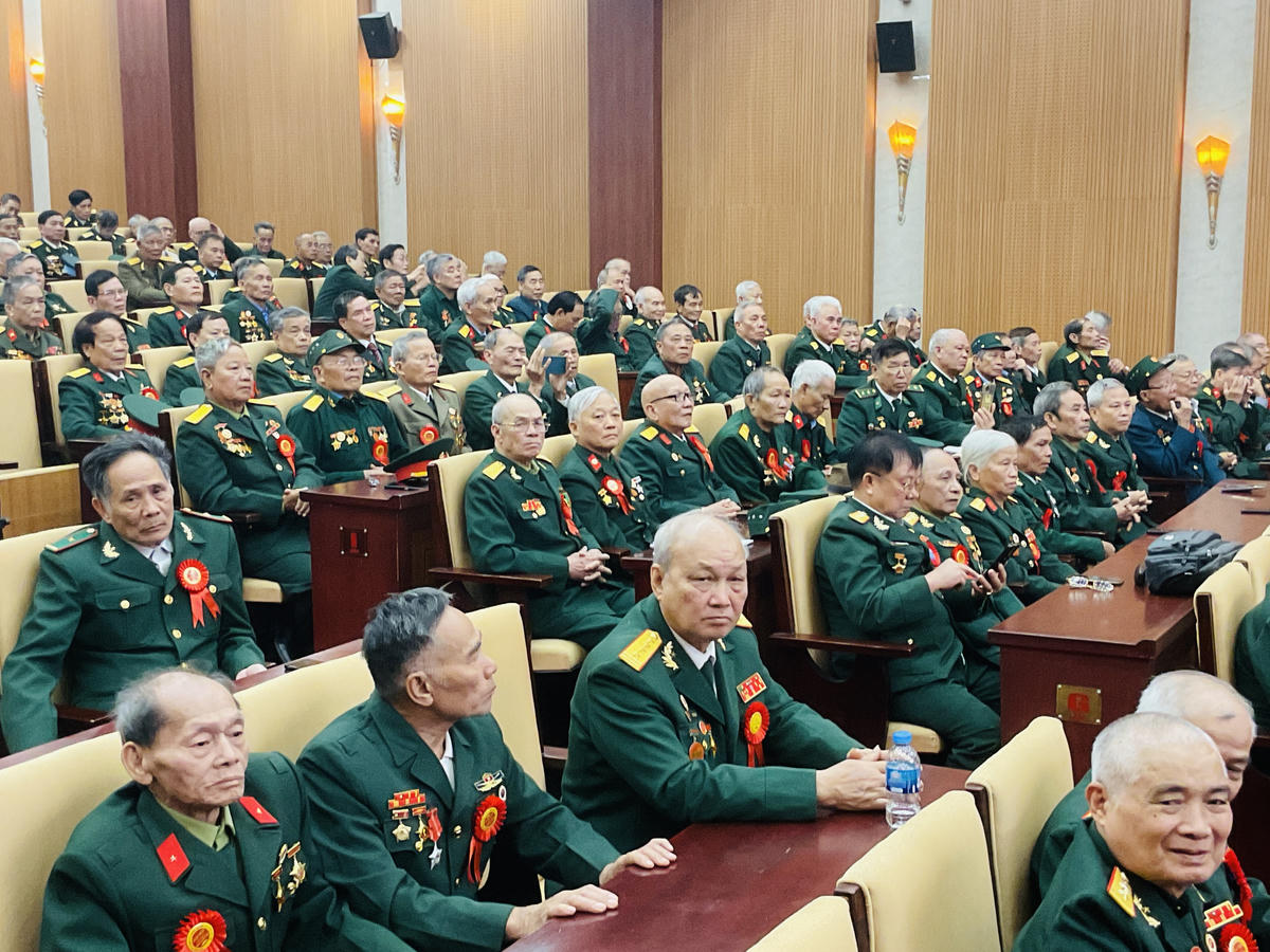 CCB Thành cổ Quảng Trị nay đã cao tuổi, đời sống nhiều người còn khó khăn nhưng vẫn nêu cao tinh thần đại đoàn kết, giúp đỡ nhau trong cuộc sống, và nhiệt tình tham gia quyên góp ửng hộ cho hoạt động Hội. Ảnh: Tùng Duy