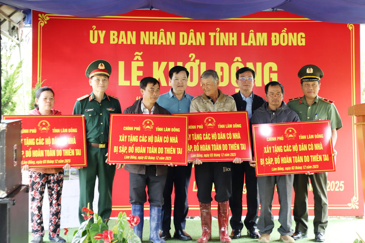 Phó Thủ tướng Mai Văn Chính trao tặng kinh phí xây dựng nhà mới cho 4 hộ dân bị sập nhà do thiên tai. (ảnh CTV)