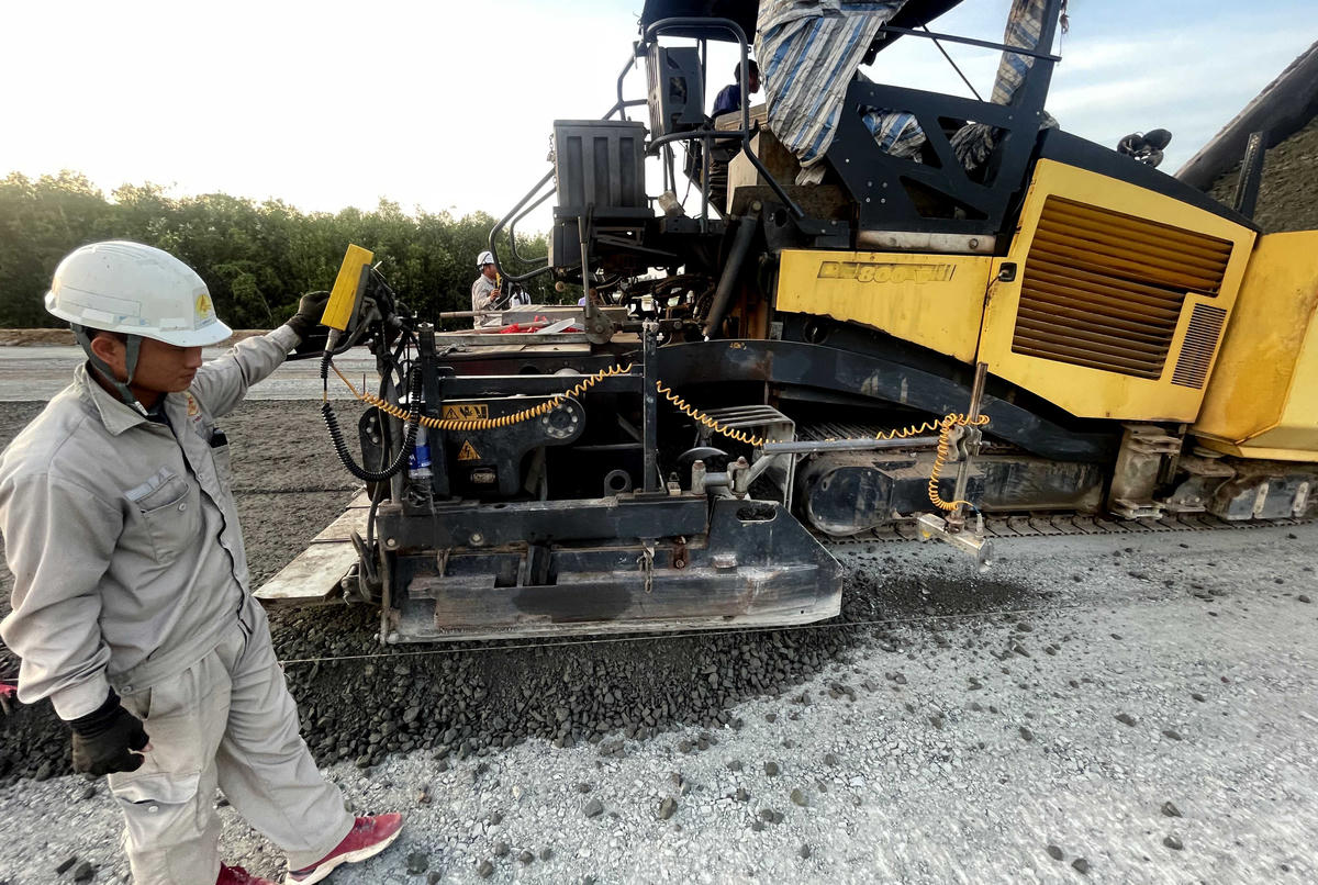 Lực lượng công nhân và giám sát công trường theo sát từng công đoạn. Ảnh Quốc Trung 