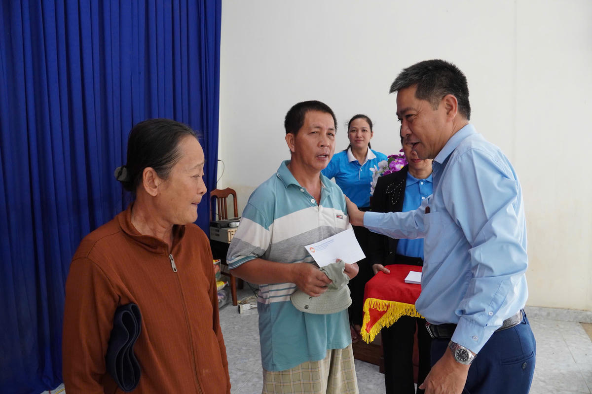 Đoàn công tác trao quà cho người dân bị thiệt hại do mưa lũ gây ra. Ảnh: T.S.