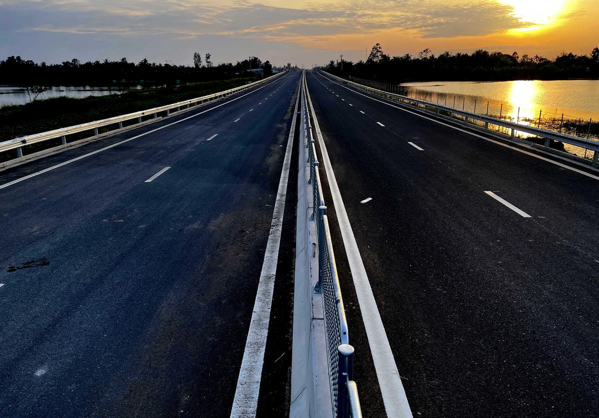 Tuyến cao tốc Cần Thơ - Cà Mau đưa vào hoạt động sẽ rút ngắn và thuận tiện đi lại các địa phương vùng Tây Nam Bộ. Ảnh Quốc Trung&nbsp;&nbsp;