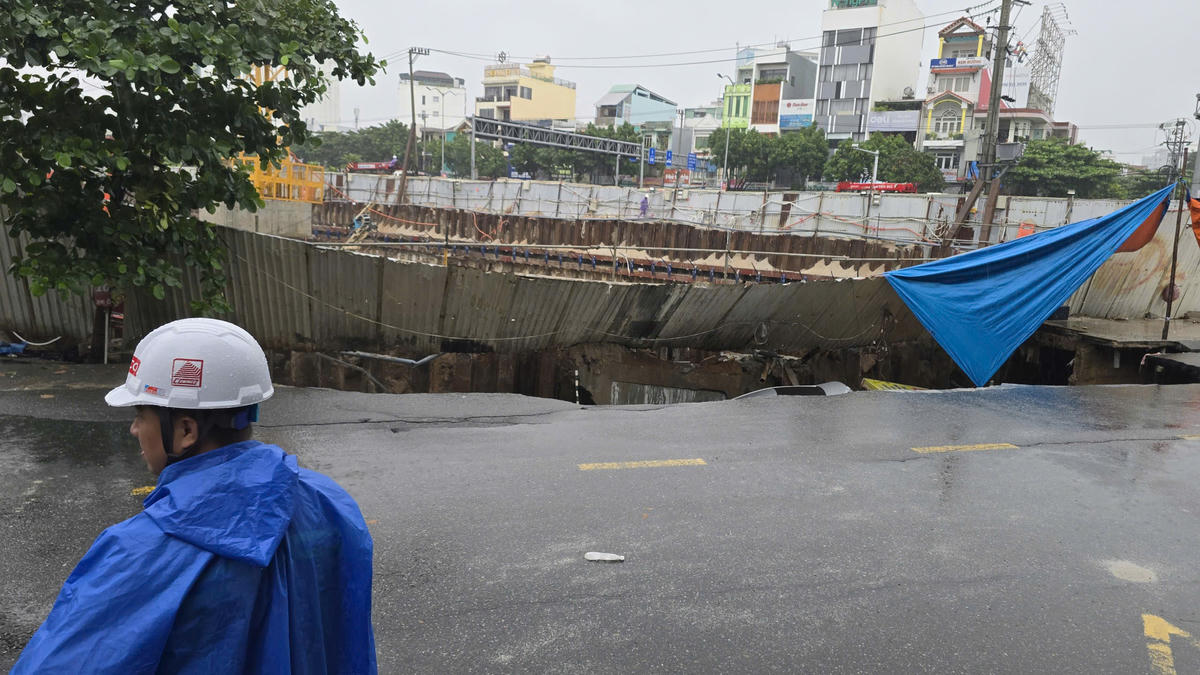 Đoạn sụt lún dài khoảng 20 mét. Ảnh: Nguyễn Tú.