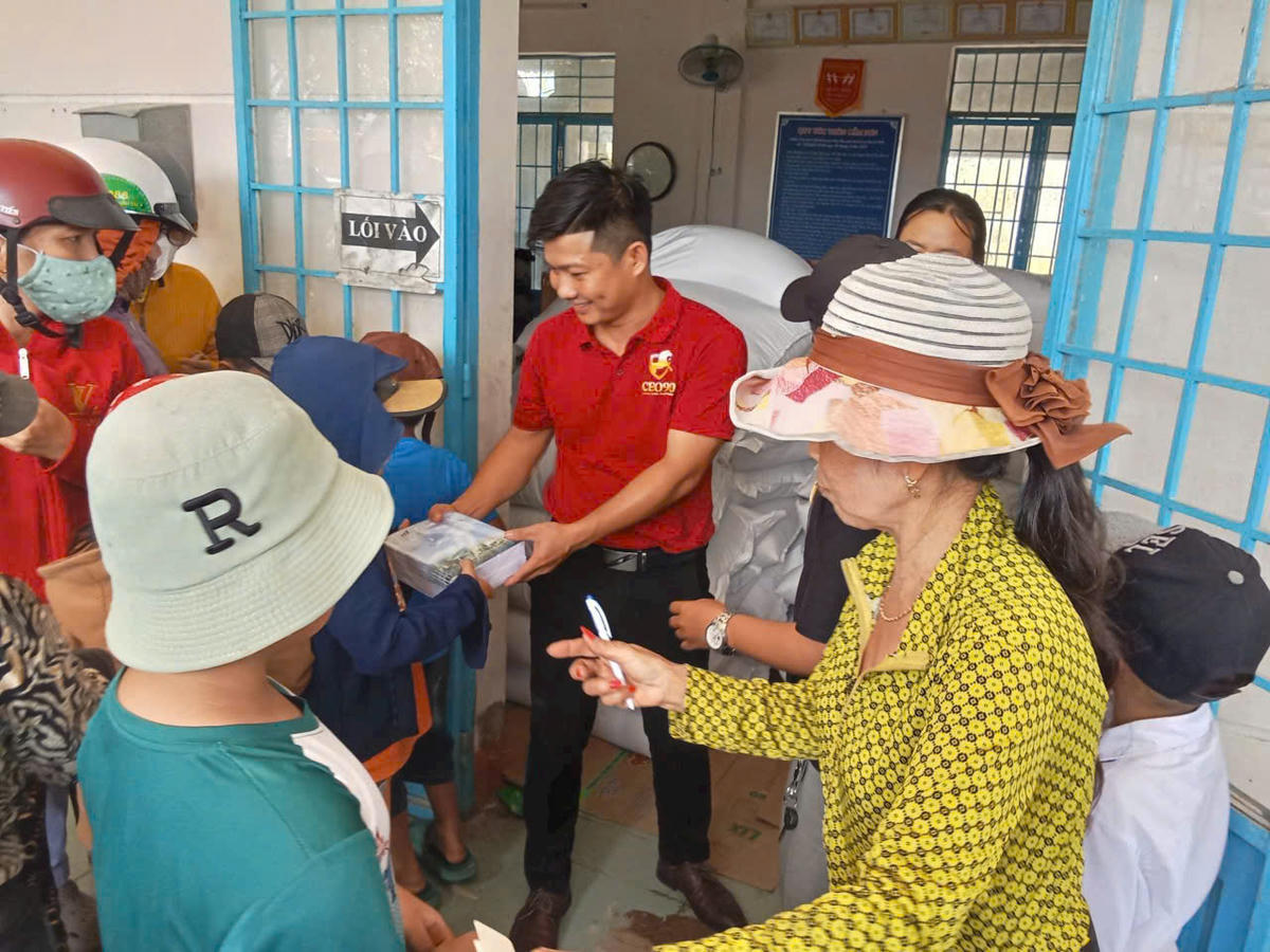 
Anh Nguyễn Hữu Huỳnh đại diện Câu lạc bộ CEO90 Miền Nam tặng quà cho người dân vùng lũ (tỉnh Đắk Lắk). (ảnh X.H)
