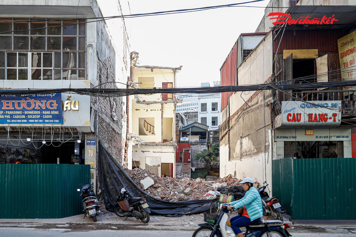 Ban Quản lý dự án đầu tư xây dựng công trình dân dụng Hà Nội cho biết, dự án thu hồi 153.341 m2 đất của 1.983 hộ gồm: Phường Ô Chợ Dừa 29.745 m2/591 hộ, phường Láng 30.047 m2/597 hộ, phường Giảng Võ 40.015 m2/795 hộ, cùng 53.534 m2 đất giao thông.&nbsp;