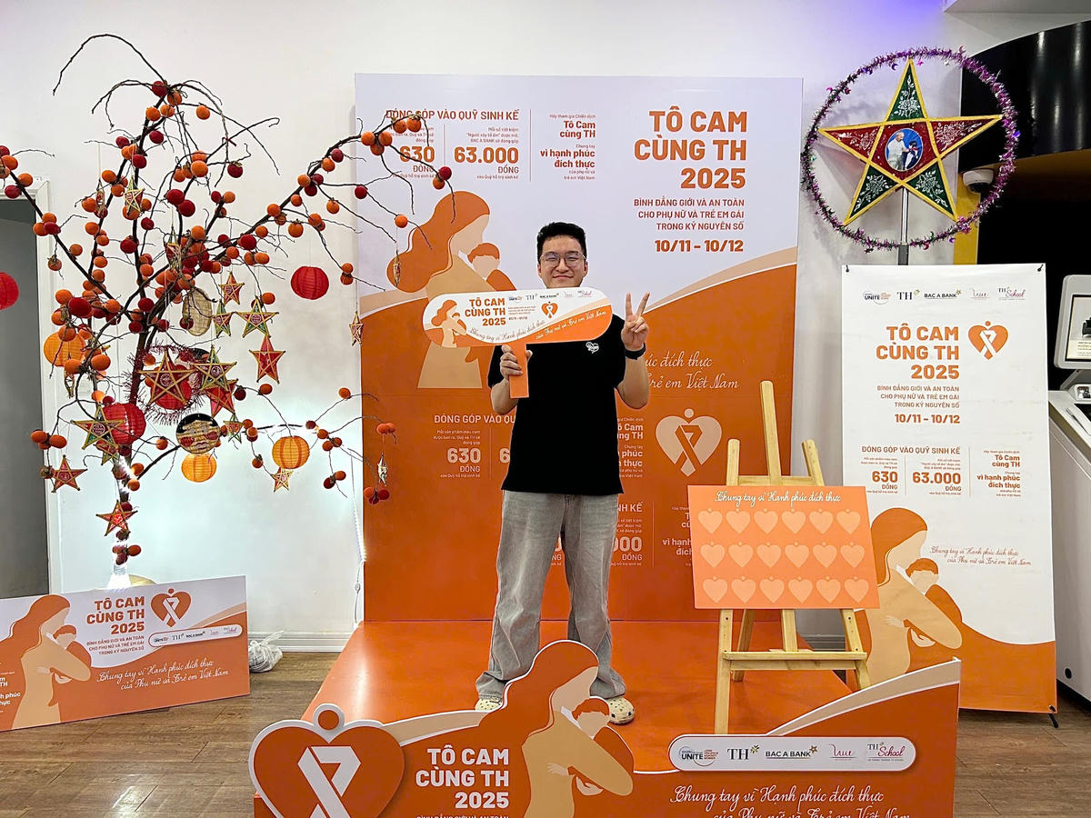 Khách hàng chụp ảnh check-in cùng “góc cam” tại TH true mart