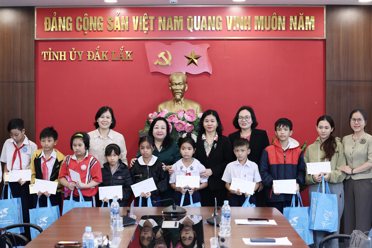 Chủ tịch Hội Liên hiệp Phụ nữ Việt Nam Nguyễn Thị Tuyến (thứ 2 từ phải sang, hàng sau) và bà Cao Thị Hoà An (thứ 3 từ phải sang), Phó Bí thư Thường trực Tỉnh ủy, Chủ tịch HĐNĐ tỉnh Đắk Lắk trao quà cho Hội Liên hiệp Phụ nữ tỉnh Đắk Lắk và đại diện các cháu mồ côi có hoàn cảnh khó khăn bị ảnh hưởng bởi bão, lũ