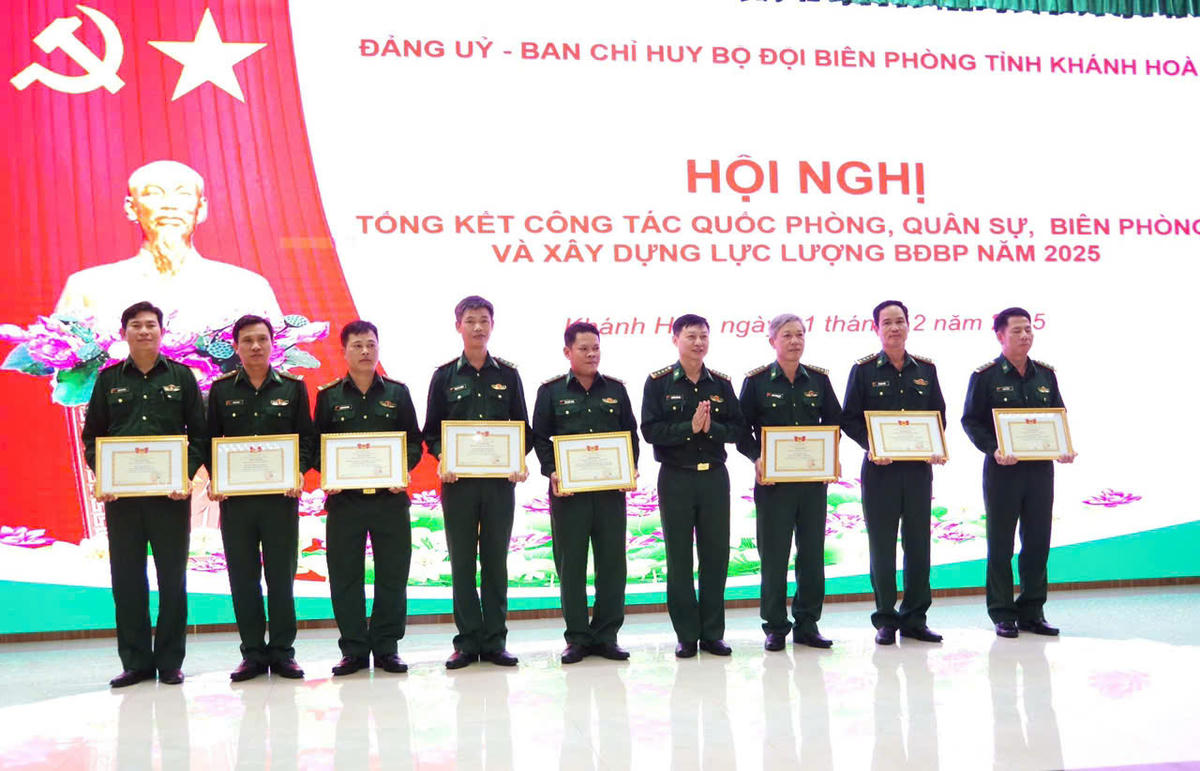 Đại tá Nguyễn Doãn Hoà, Bí thư Đảng uỷ, Phó Chính uỷ Bộ Chỉ huy Quân sự tỉnh kiêm Chính uỷ Ban Chỉ huy BĐBP tỉnh Khánh Hoà trao thưởng cho các tập thể, cá nhân có thành tích xuất sắc trong Hội nghị tổng kết phong trào thi đua Quyết thắng năm 2025.