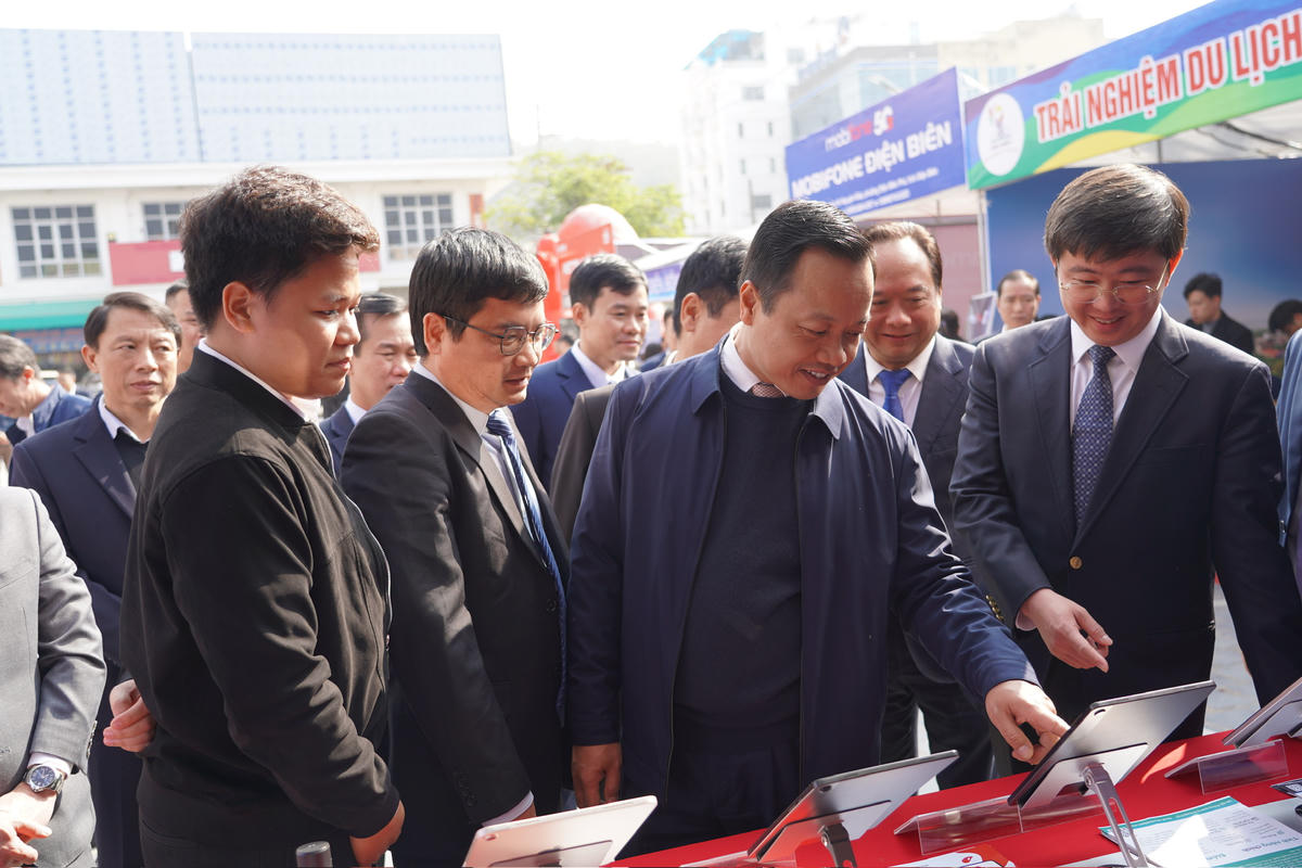 Bí thư tỉnh Điện Biên Trần Tiến Dũng, Thứ trưởng Bộ KHCN Bùi Hoàng Phương tham gian hàng sản phẩm công nghệ số “Make in Viet Nam”.