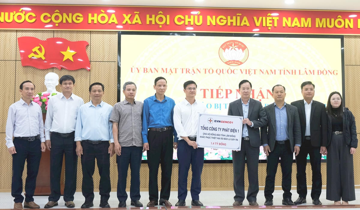 Tổng Công ty Phát điện 1 trao 1,4 tỷ đồng cho Uỷ ban MTTQ Việt Nam tỉnh Lâm Đồng khắc phục hậu quả thiên tai. (ảnh V.Q)