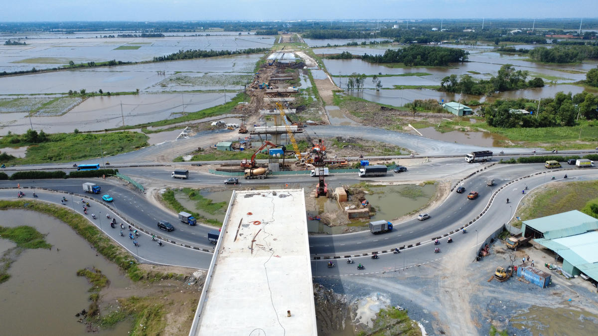 Trục đường Vành đai 3 TP Hồ Chí Minh đoạn giao với quốc lộ 22. Dự kiến, giữa năm 2026, khu vực này sẽ hoàn thiện xây dựng. Ảnh: Đ.Xá.