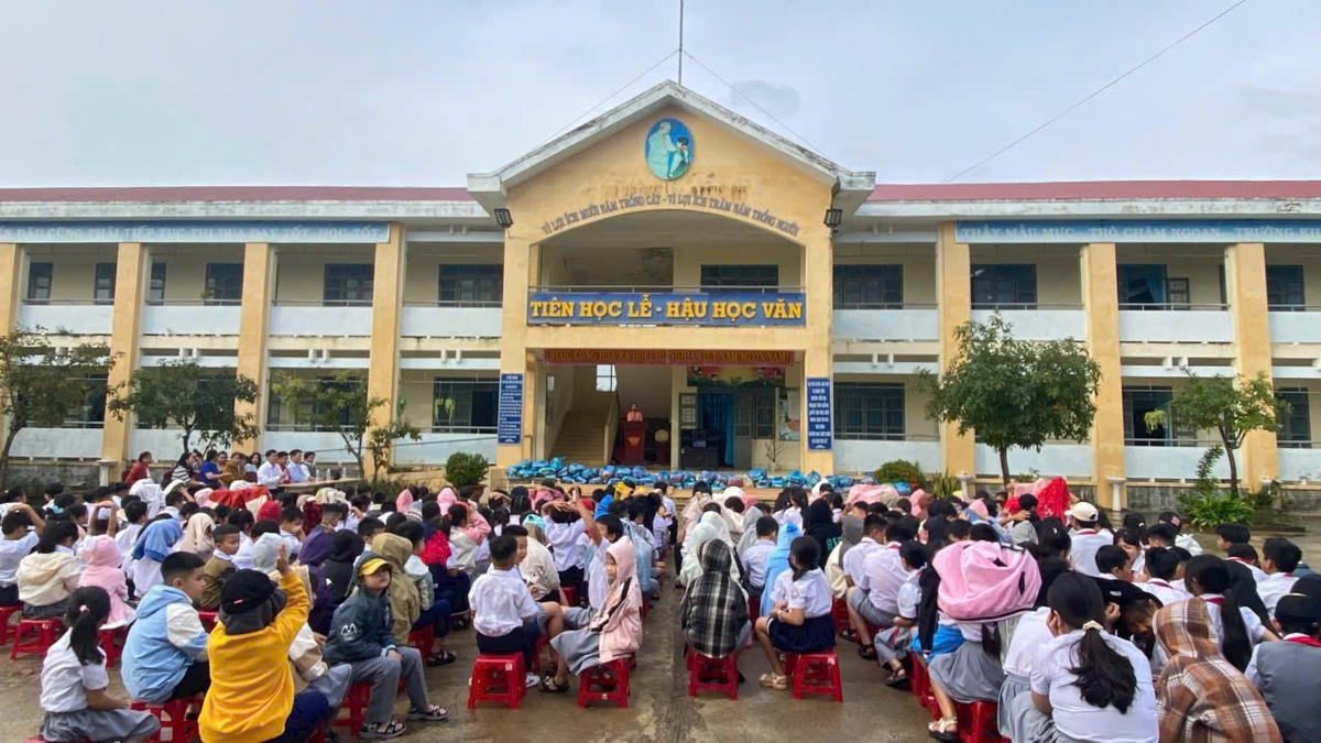 &nbsp;Văn phòng Đại diện Báo Đại Đoàn Kết Nam Trung Bộ cùng đại diện Câu lạc bộ CEO90 Miền Nam trao quà tại Trường Tiểu học Phạm Văn Đồng, phường Hòa Hiệp (tỉnh Đắk Lắk). (ảnh X.H)
