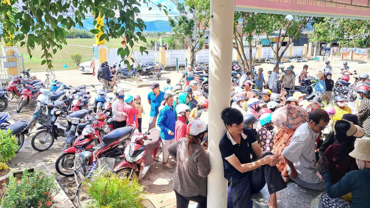 Người dân xã Phú Hòa 1 (tỉnh Đắk Lắk) đến nhận quà từ Câu lạc bộ CEO90 Miền Nam tặng. (ảnh X.H)