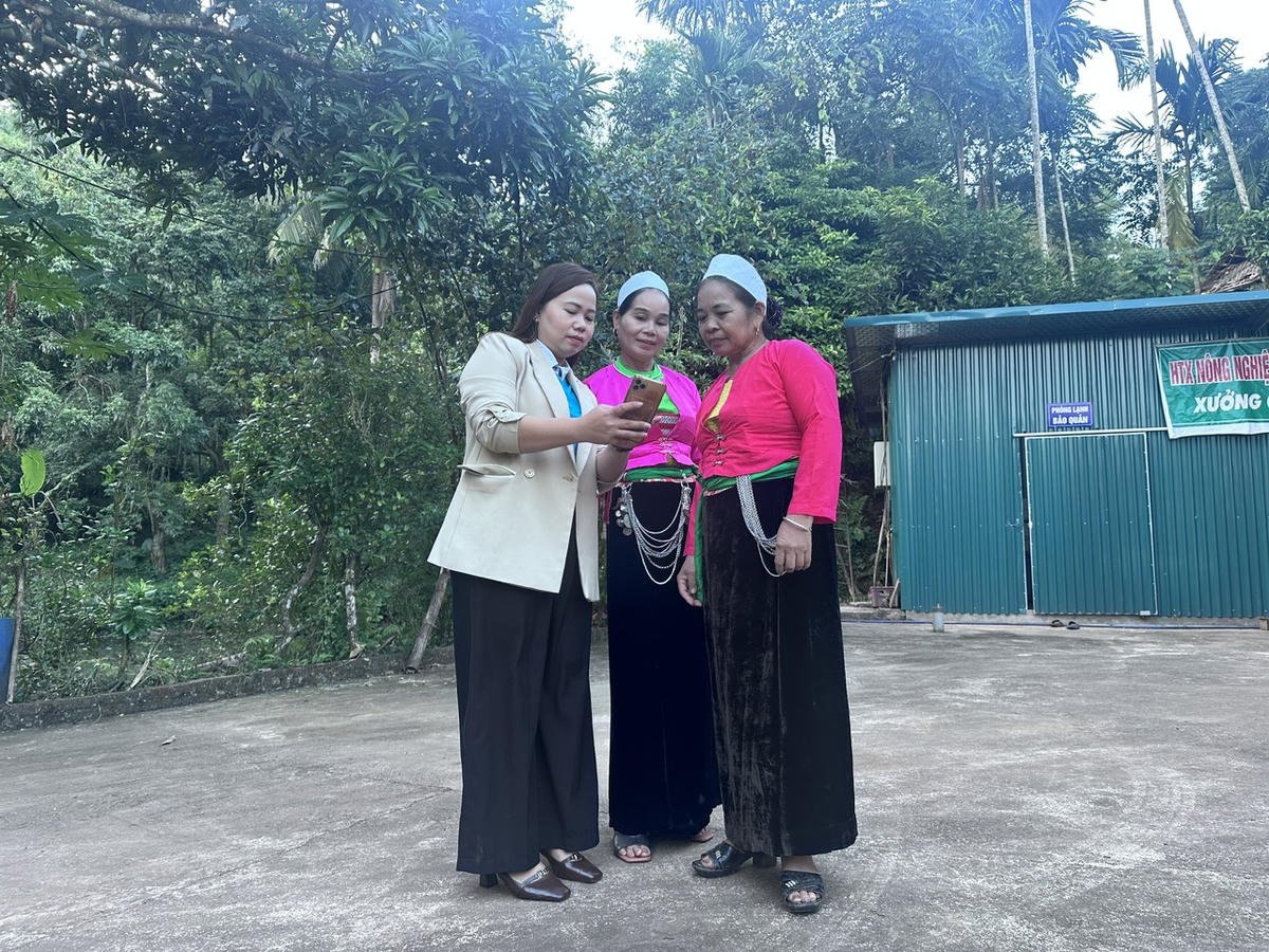 Chị Bùi Thị Tiên (bên trái) đang phổ biến cách cập nhật thông tin trên điện thoại thông minh cho chị em.&nbsp;Ảnh: phunuvietnam.vn