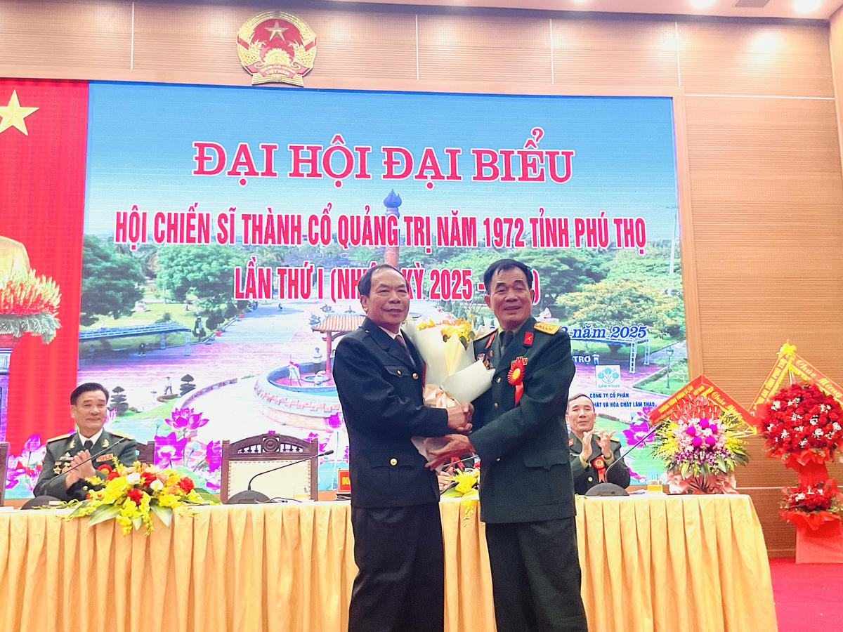 Đại tá Nguyễn Đình Lập (Chủ tịch Hội) và nguyên Phó Tổng Thanh tra Chính phủ Nguyễn Văn Sản (Chủ tịch danh dự của Hội). Ảnh: Tùng Duy