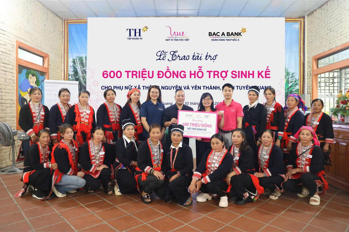 Lễ trao tài trợ hỗ trợ sinh kế cho phụ nữ tại Tuyên Quang
