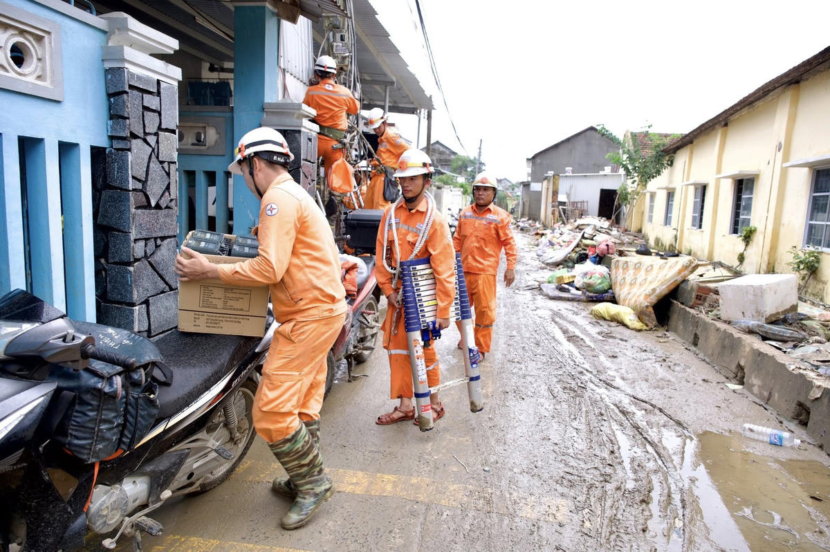 Khôi phục sự cố điện ở các địa phương bị thiệt hại do lũ.
