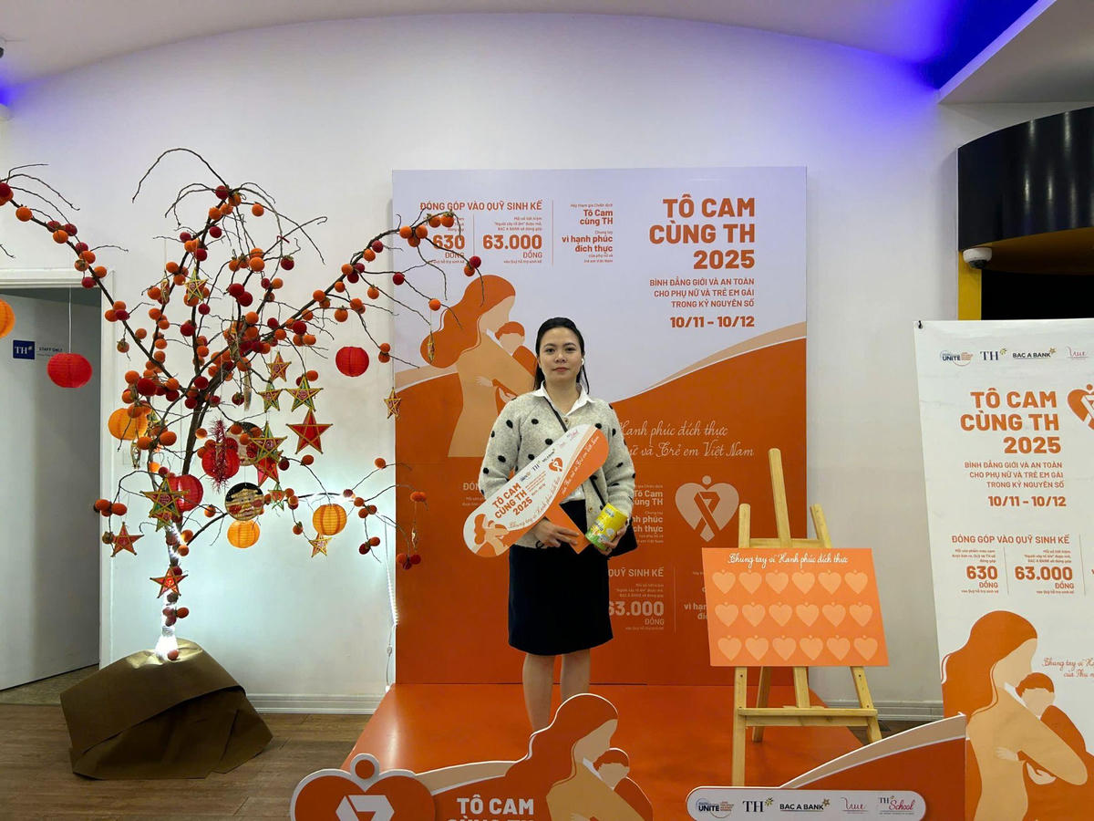 Khách hàng chụp ảnh check in cùng “góc cam” tại TH true mart