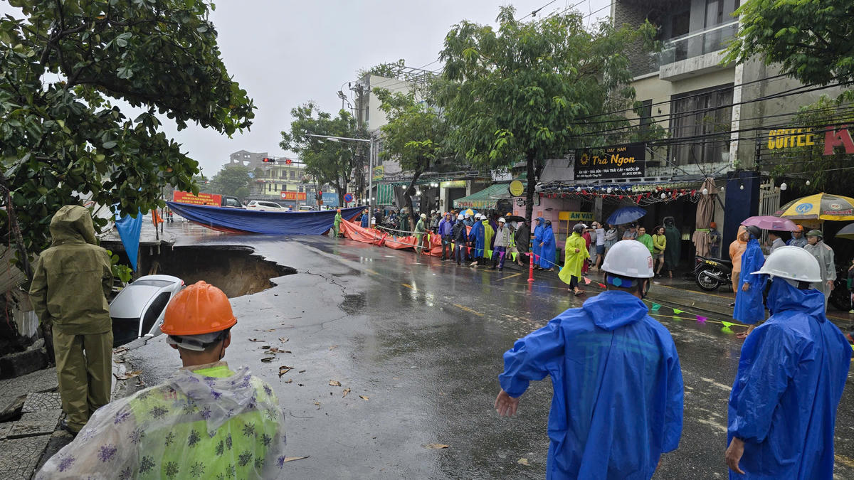 Phong tỏa đường Nguyễn Công Trứ. Ảnh: Nguyễn Tú.