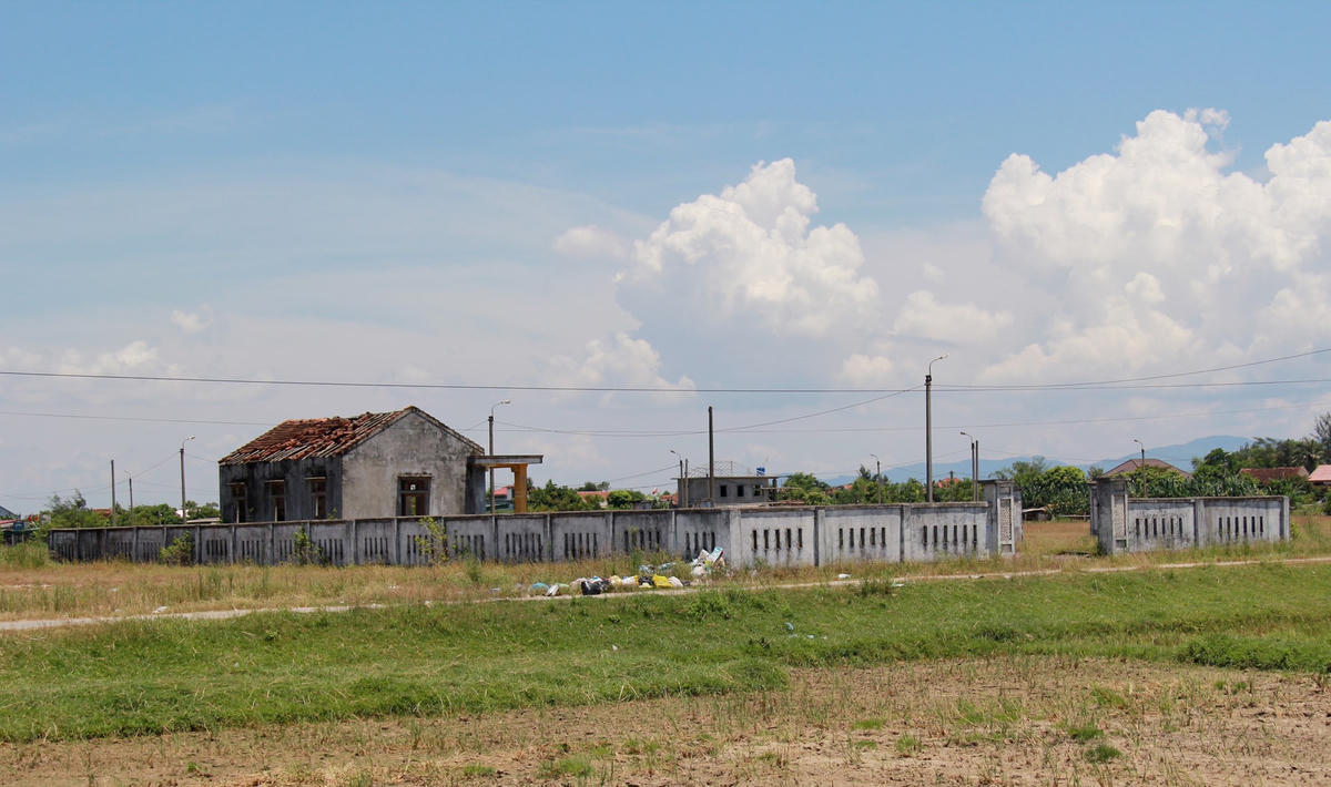 Nhà văn hóa cộng đồng ở khu tái định cư thuộc xã Thạch Trị (nay là xã Đồng Tiến), ảnh chụp năm 2022. Ảnh: CK. 