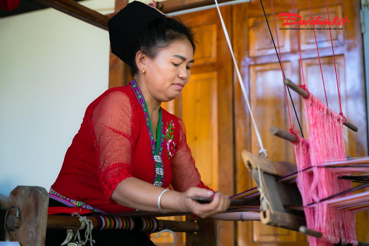Bà Lào Thị Hải ở bản Phảy, xã Tiên Đồng (Nghệ An) vẫn miệt mài giữ nghề của cha ông - nghề dệt thổ cẩm truyền thống. Ảnh: HT