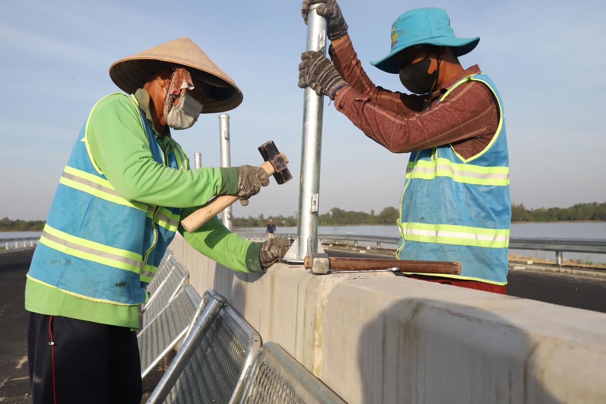 Công nhân thay nhau khẩn trương hoàn thành các đoạn lắp đặt lưới chống chói. Ảnh Quốc Trung&nbsp;&nbsp;