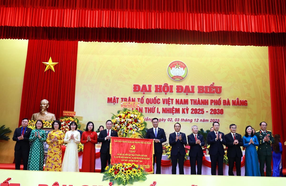 Thường trực Thành ủy chúc mừng Đại hội. Ảnh: Nguyễn Tú.