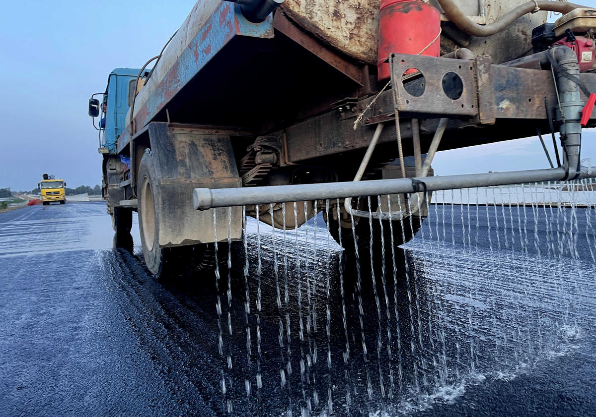 Dùng nước để làm mát các đoạn thảm nhựa. Ảnh Quốc Trung&nbsp;&nbsp;