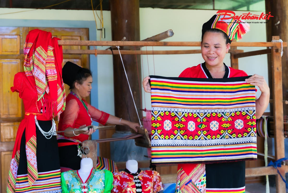 Một trong những nét đặc sắc của văn hóa Thái và Thổ tại các bản làng&nbsp; là nghề dệt thổ cẩm. Ảnh: HT