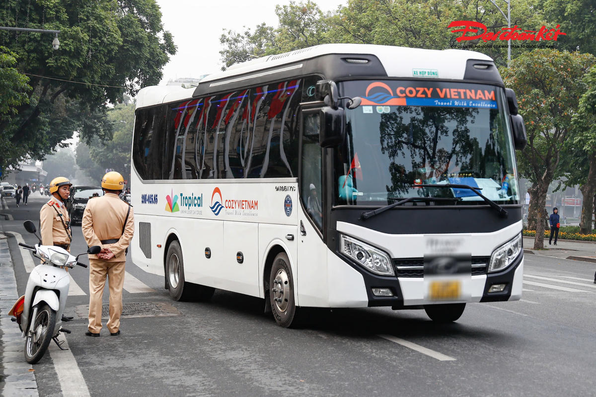 Tại đường Đinh Tiên Hoàng dù nằm ngay sát biển cấm đỗ xe nhưng tài xế xe hợp đồng mang BKS 29F -025.XX vẫn cố tình vi phạm.